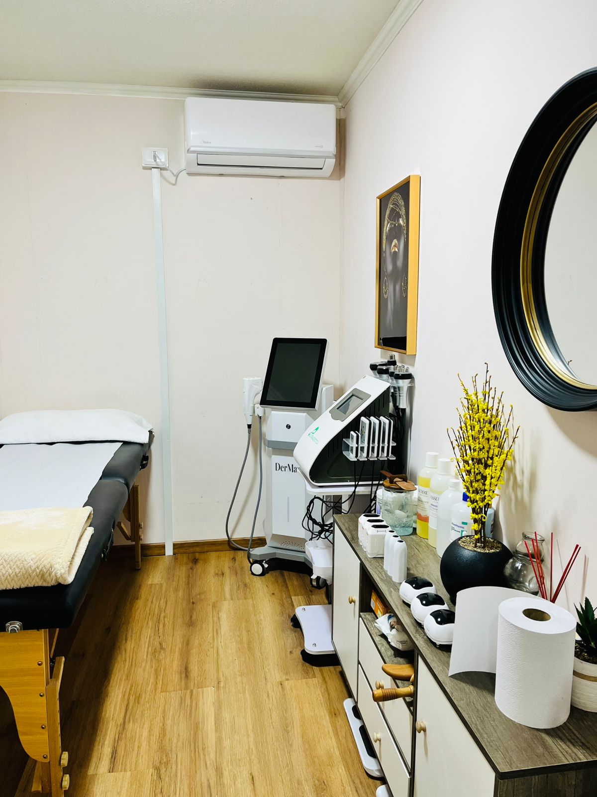 Sala de tratamiento con equipo DerMa en Estética SanVi, San Vicente